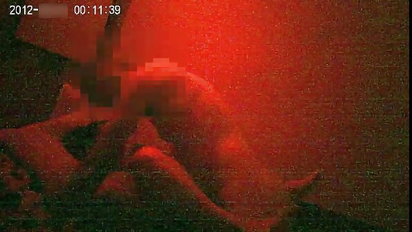 Slutty MILF pozdravlja mladega črnega pastorka s seksom v spalnici
