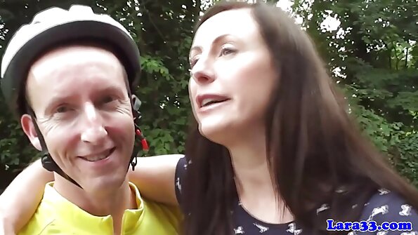 Majhna prsi Latina je razširila noge za svoje ljubice gred