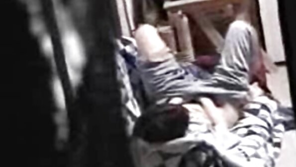Dve dekleti ližeta muco v vročem videu in odideta