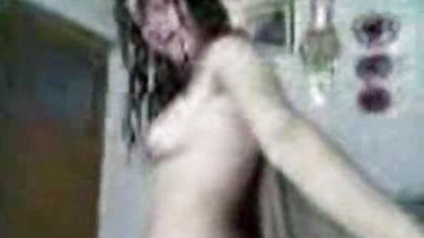 Dve seksi mučki tečejo številne seks igrače na kavču