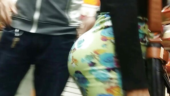 Petite blondinka lepotica uživa v trdem seksu z lastnikom debelega tiča
